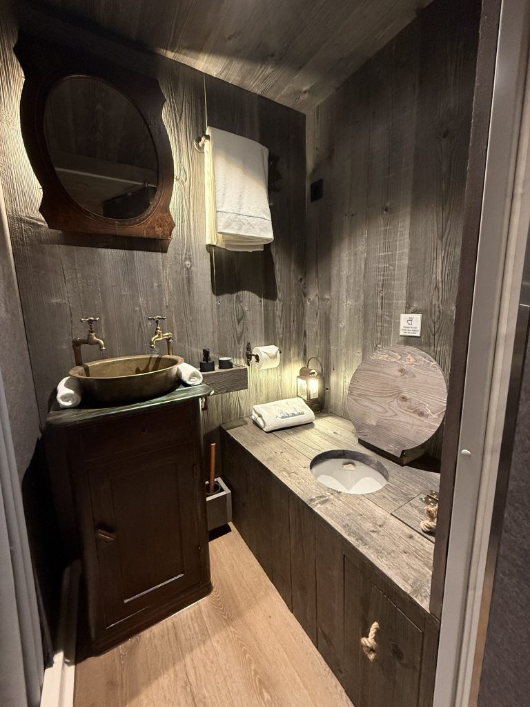 Auch das Bad greift den historischen Stil auf, verfügt aber über moderne Bordtechnik einschließlich Vakuumtoilette und Klimatisierung. Foto: © Crucero