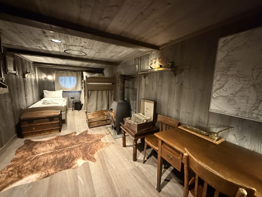 „1896 Kabine“: Die Einrichtung orientiert sich an einer Trapperhütte auf Svalbard. Solche Hütten bauten Fallensteller damals oft aus Treibholz; nur Ofen und Fensterglas brachten die Pioniere mit. Foto: © Crucero