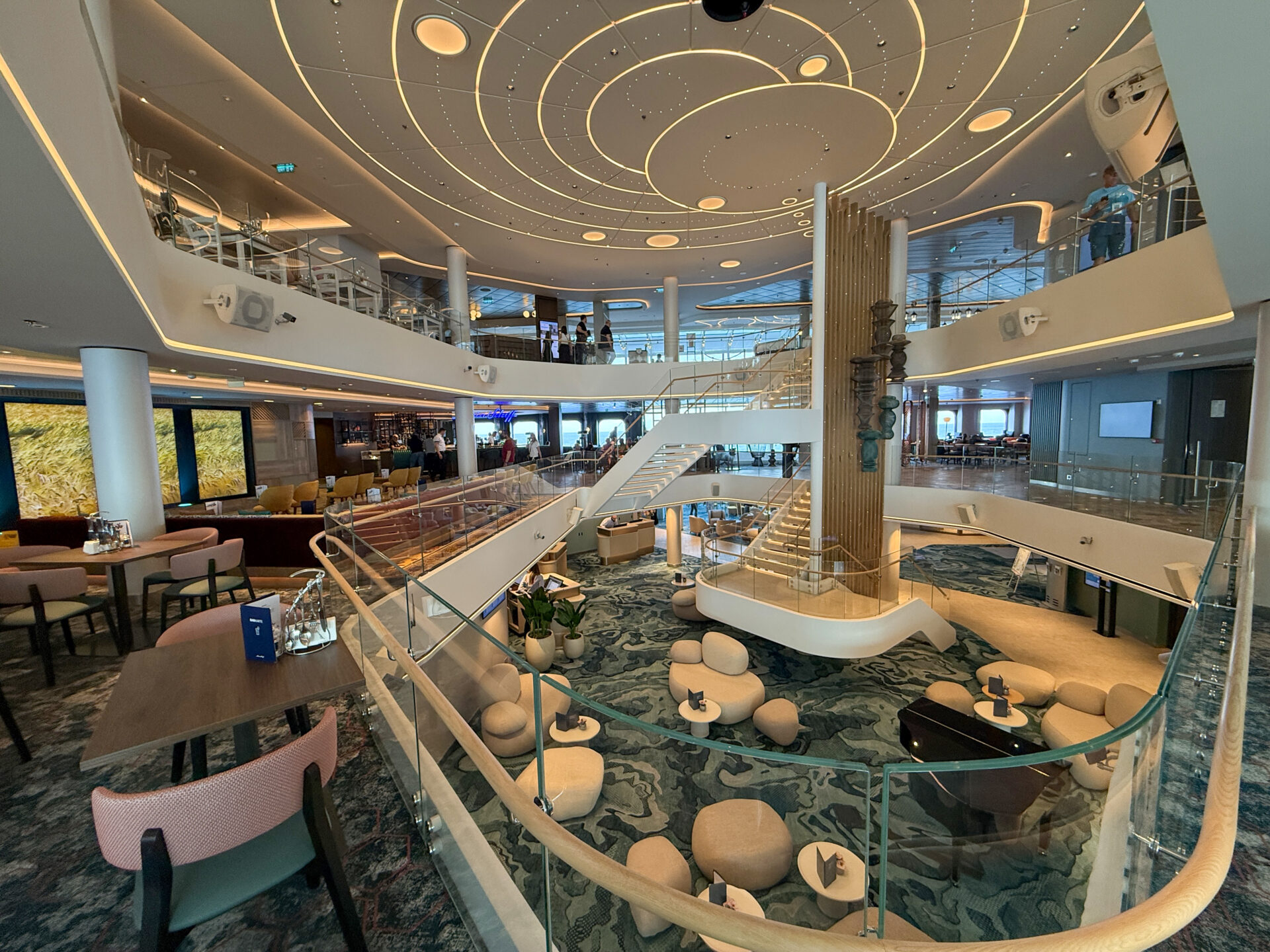 Das Atrium der Mein Schiff Flow