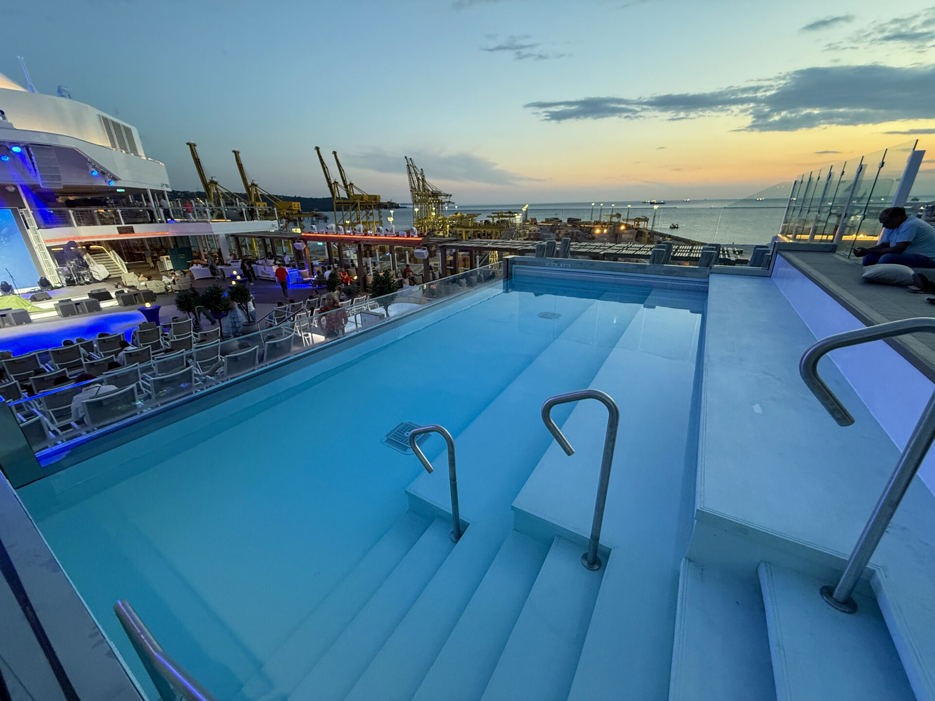 Infinity Pool und Agora auf der Mein Schiff Flow