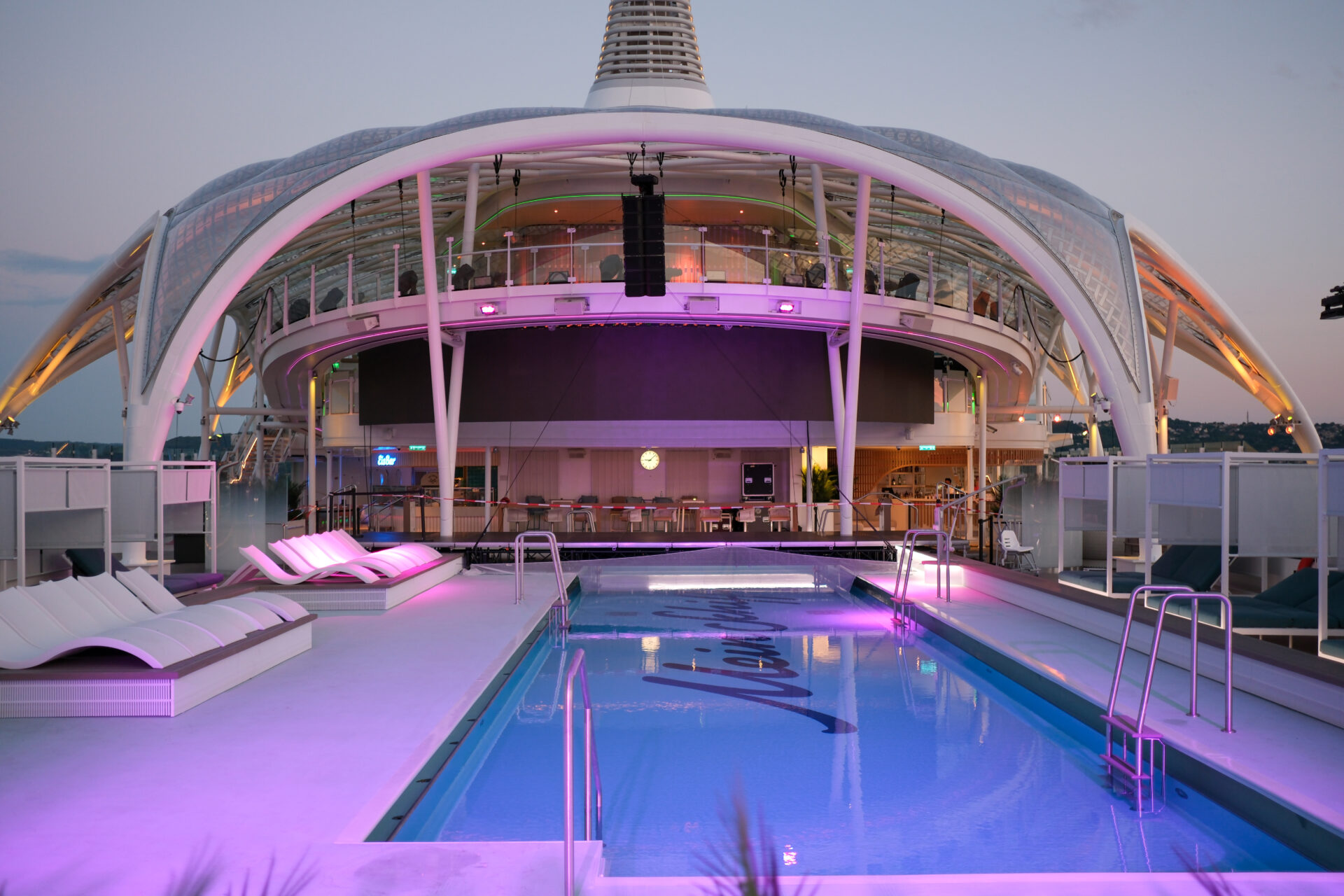 Der Pool und das Marcoon Dach der Mein Schiff Flow
