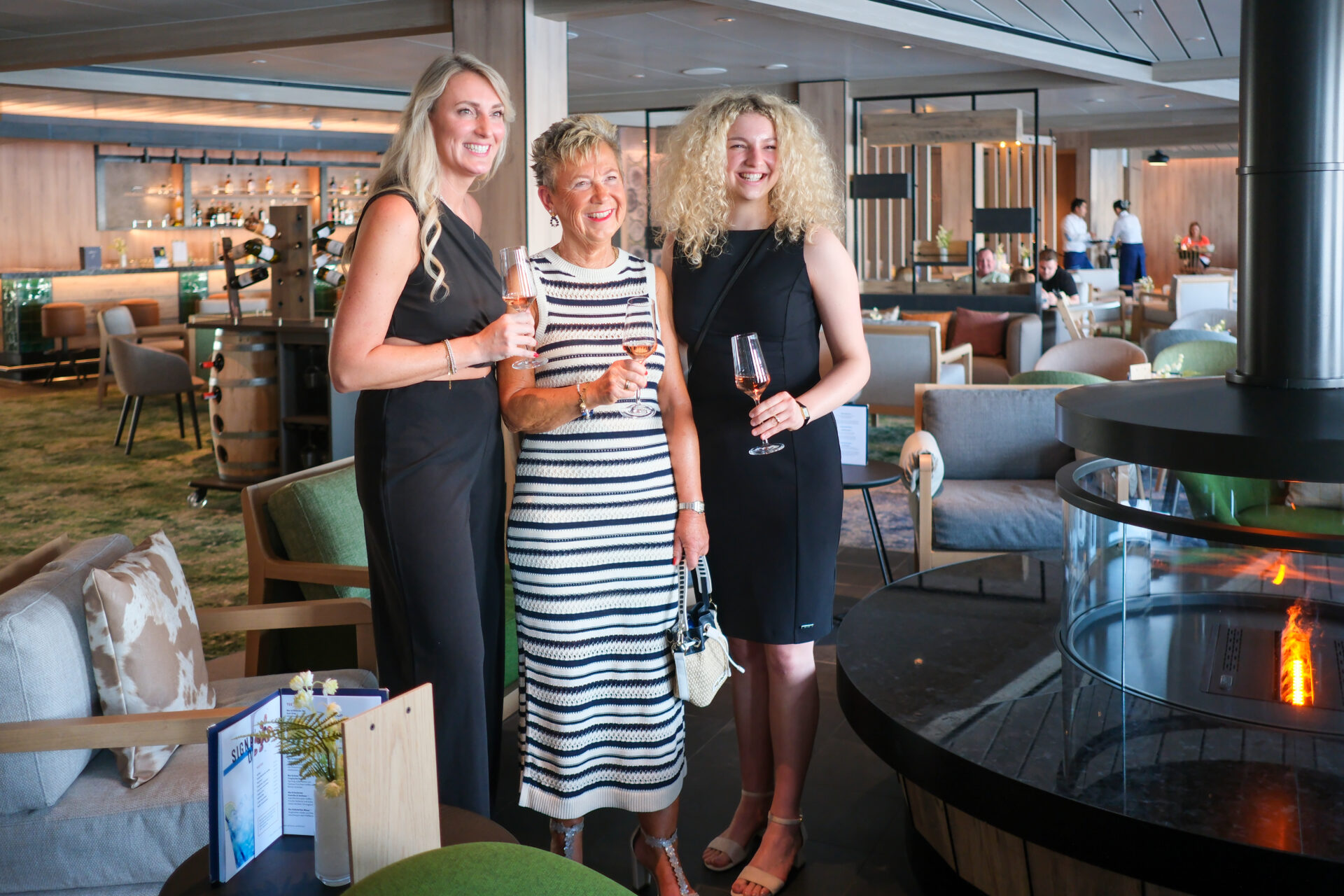 Annabelle Küpper, Karin Steinborn und Julia Gärtner sind die drei Taufpatinnen der Mein Schiff Flow