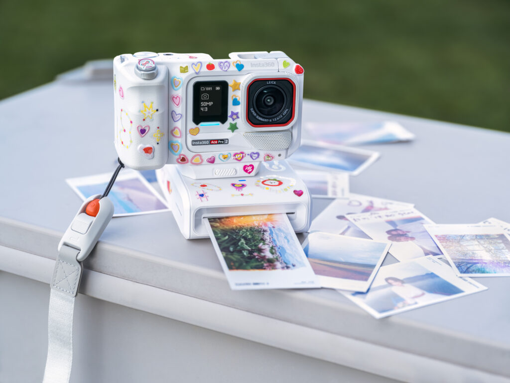 Zum Zubehörsystem gehört auch der Pocket Printer in Arctic White. Er druckt Fotos kabellos per Bluetooth direkt von der Kamera. Foto: PR