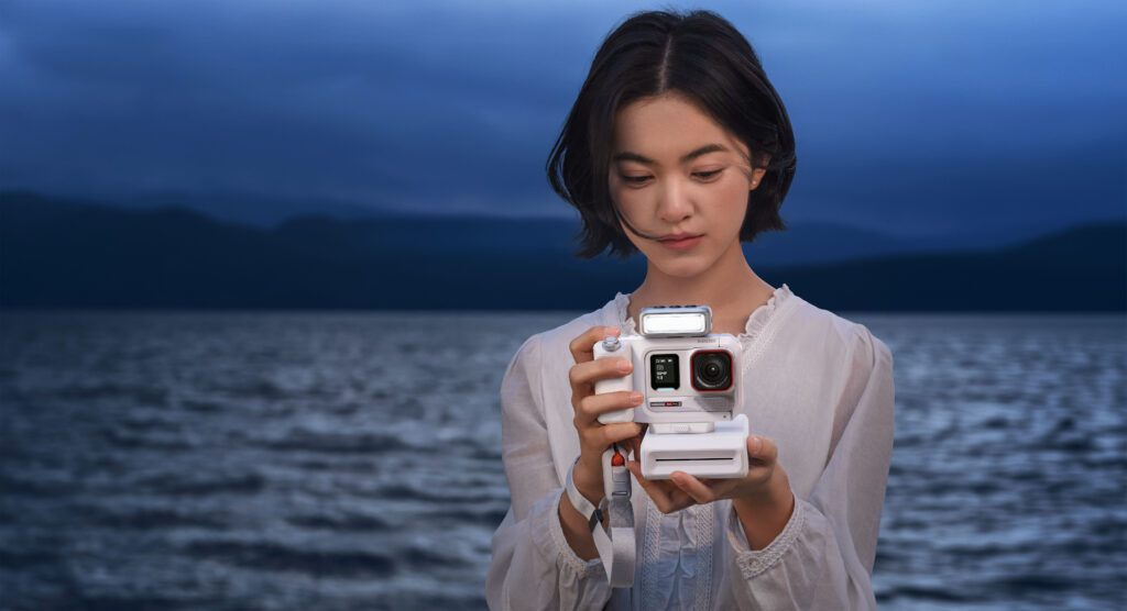 Ergänzend bietet Insta360 ein 2-in-1 Flash + Fill Light an. Das Licht ist separat erhältlich und soll typische Schwächen von Action-Kameras bei wenig Licht ausgleichen. Foto: PR