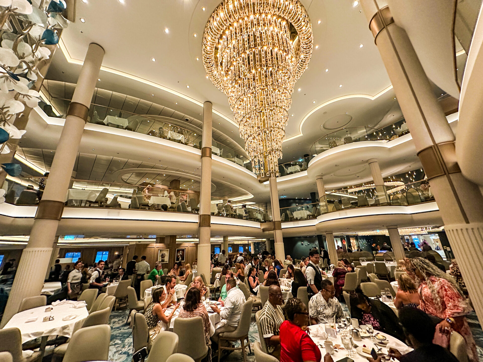 Dinner im Main Dining Room auf der Legend of the Seas