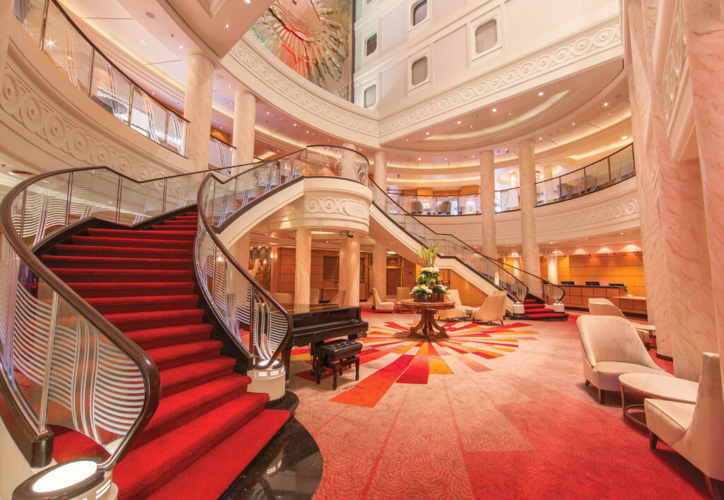 Das eindrucksvolle Atrium des Ocean Liners Queen Mary. Foto: Cunard