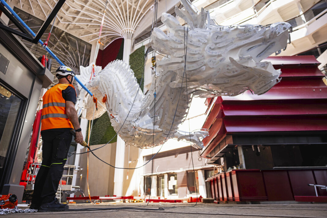 Die Drachenskulptur wird auf der MSC World Asia installiert