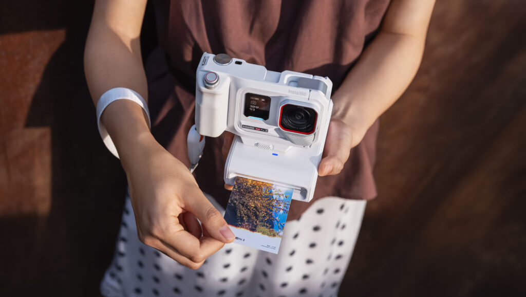 Fotos zum Mitnehmen: Der Pocket Printer druckt Aufnahmen der Ace Pro 2 als kompakte 3-Zoll-Bilder aus. Foto: Insta360