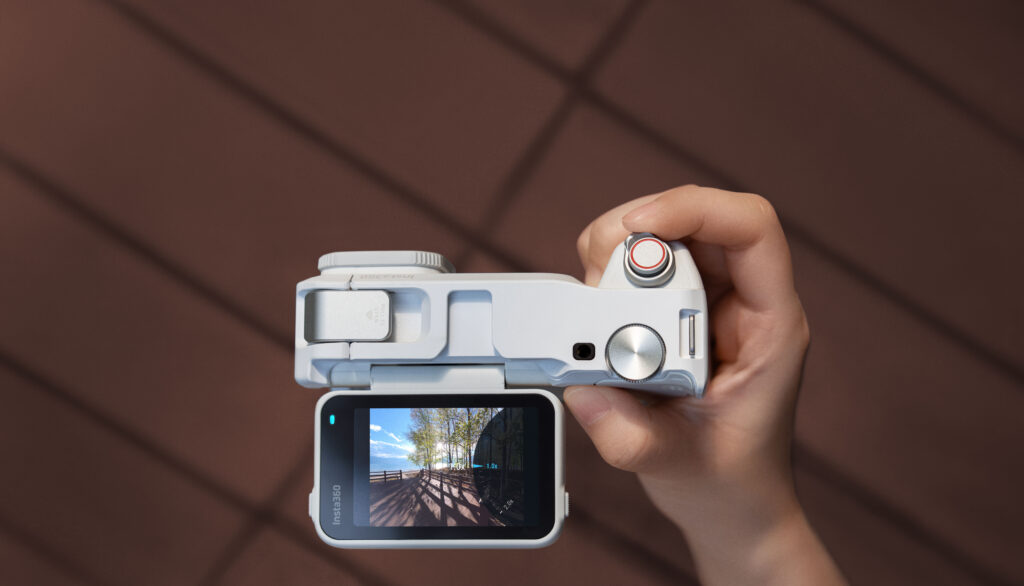 Die Insta360 Ace Pro 2 Arctic White verbindet die Technik einer Actionkamera mit der Bedienung und Anmutung einer klassischen Kamera. Foto: Insta360