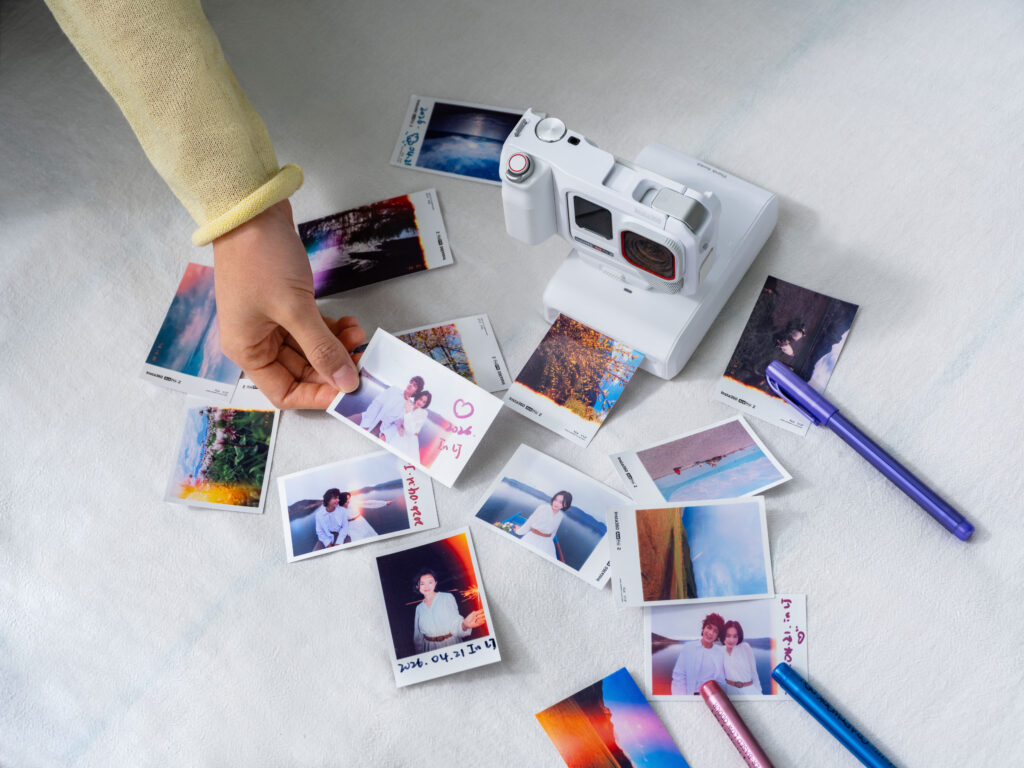 Digitale Reiseerinnerung zum Anfassen: Über den Pocket Printer lassen sich Aufnahmen direkt unterwegs ausgeben. Foto: Insta360