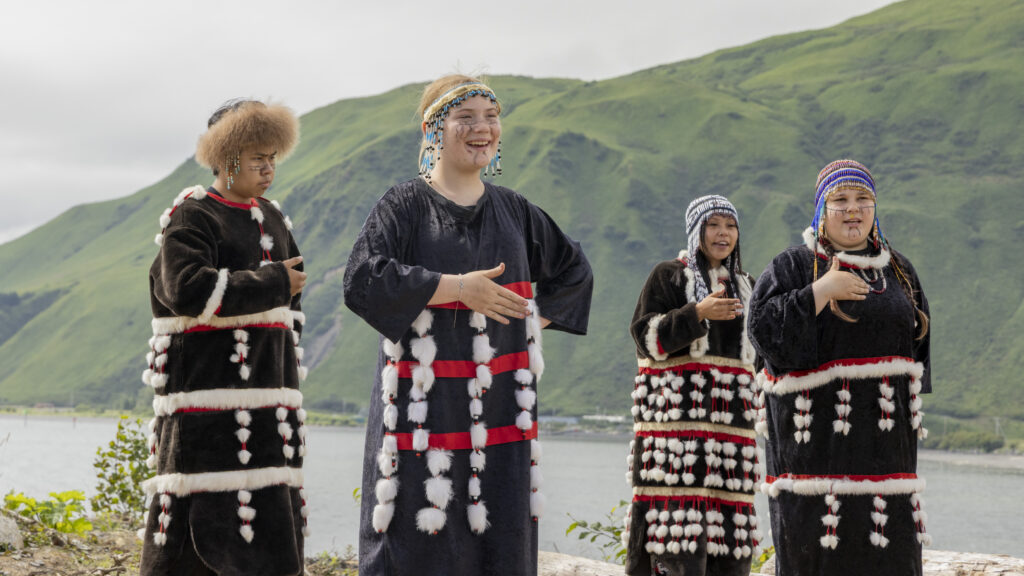 Alutiiq-Tänzer heißen Gäste von HX willkommen. Foto: © HX Expeditions