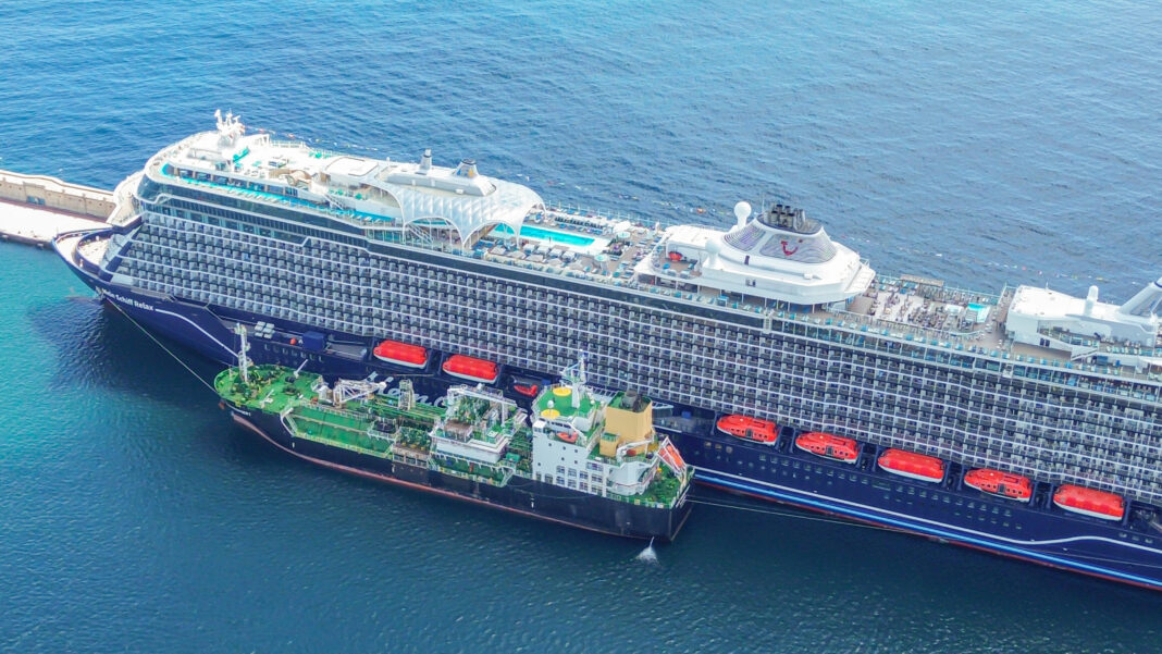 Die Mein Schiff Relax bunkert Bio-LNG